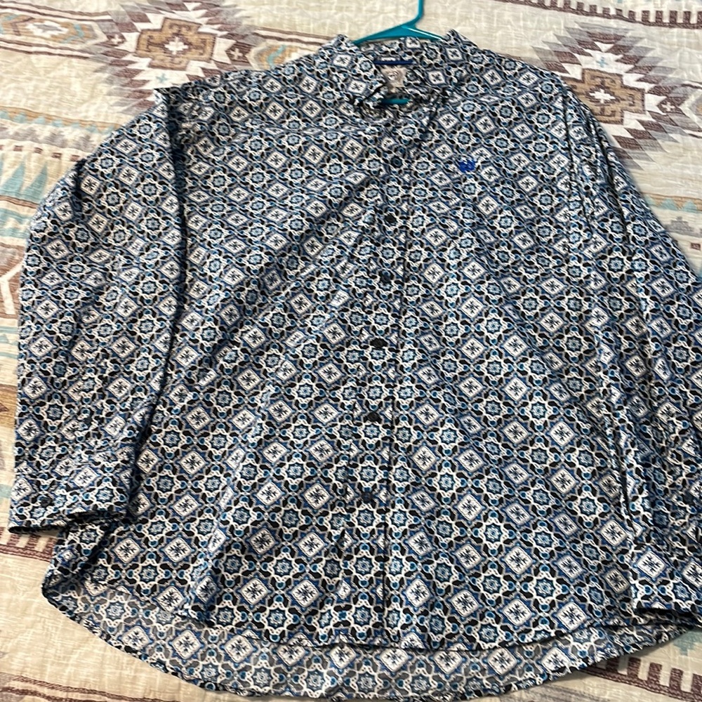 Cinch Button down long sleeve. Medium